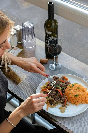 Ambiance chaleureuse du restaurant NINAO à Drap